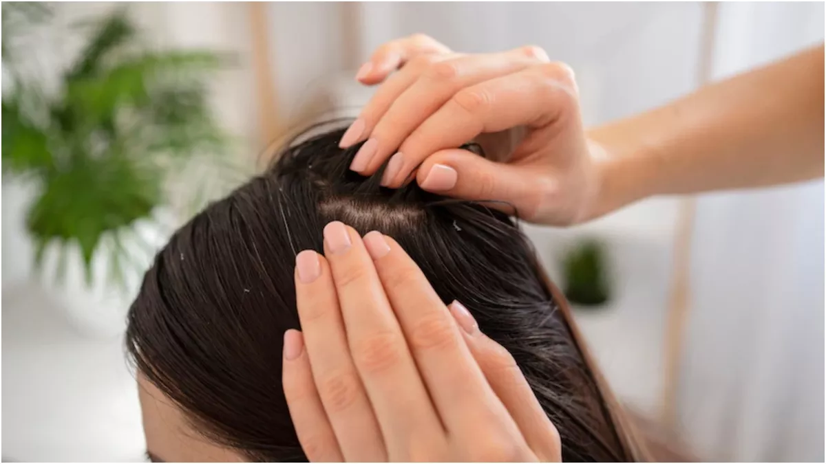 Hair Care Tips: बालों में होने वाले डैंड्रफ की समस्या से राहत पाने के लिए घर पर इस तरह करें एंटी डैंड्रफ हेयर स्पा !