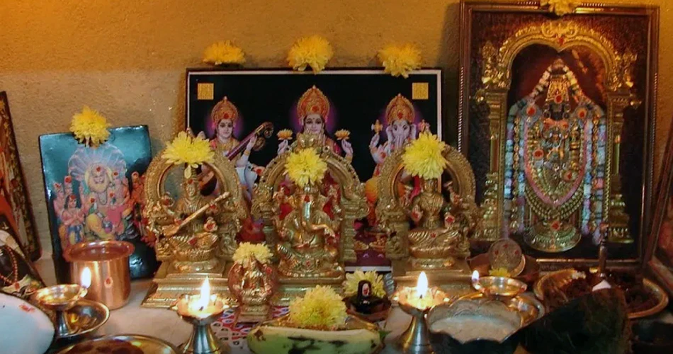 Vastu Tips: घर में इस जगह पर मंदिर बनवाने से मिलती है भगवान की कृपा, ये दिशा मानी जाती है देव दिशा !