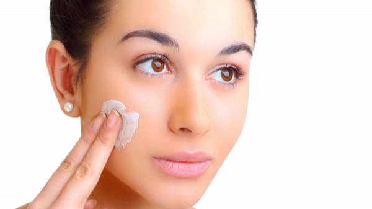 Skin Care Tips: चेहरे के दाग धब्बे और अनचाहे बालों से राहत पाने के लिए गुलाब जल और फिटकरी का करें इस्तेमाल !
