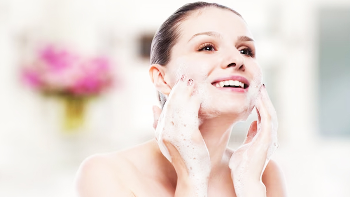 Skin Care Tips: चेहरे पर जमा गंदगी और डेड सेल्स को रिमूव करने के लिए बेकिंग सोडा फेस क्लींजर का करें इस्तेमाल !