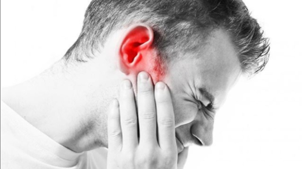 Health Care Tips: कान में होने वाले दर्द की समस्या से राहत पाने के लिए अपनाएं ये घरेलू नुस्खे !