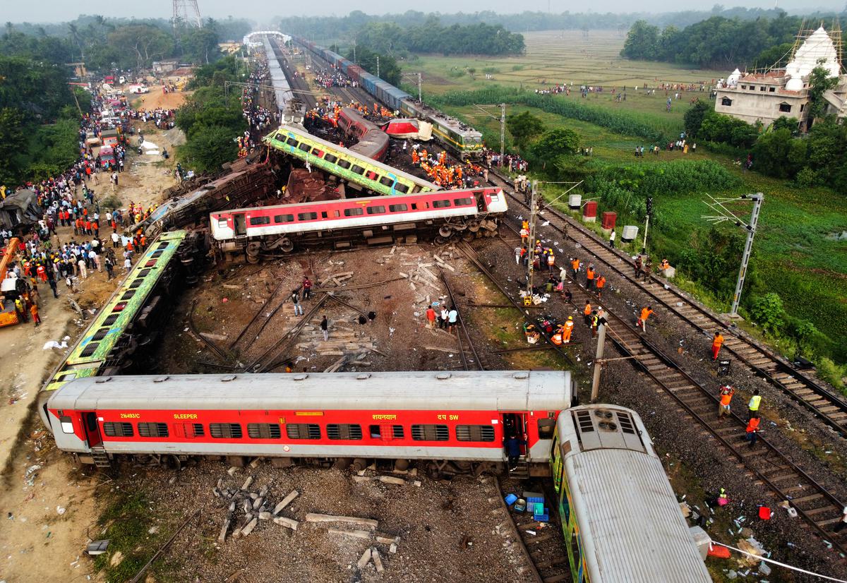 Odisha Train Accident में हुई 238 मौतें, घटनास्थल पर पहुंचे रेलमंत्री