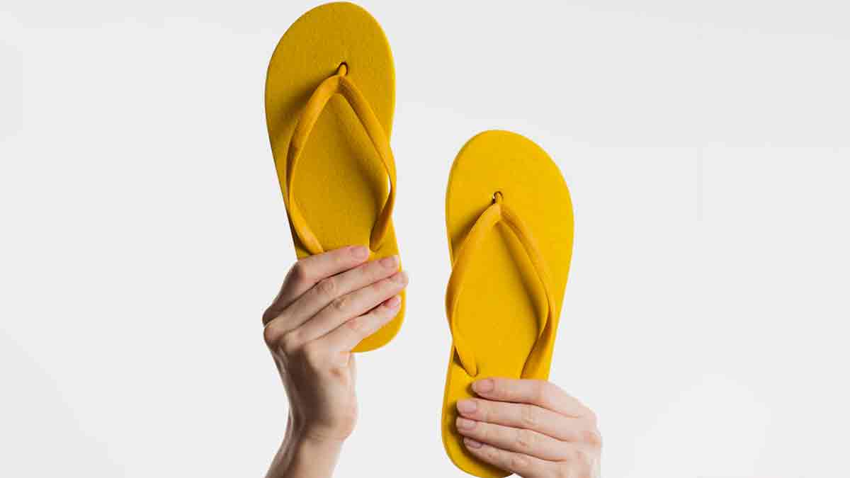 Vastu Tips: वास्तु शास्त्र के अनुसार घर में कभी भी नहीं रखनी चाहिए उल्टे जूते चप्पल, हो सकती है कई समस्याएं !