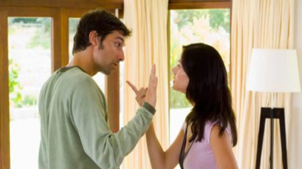 Vastu Tips: वास्तु शास्त्र के अनुसार पति पत्नी के बीच झगड़े का कारण बनती है कमरे में रखी है चीजें, तुरंत हटा दे !