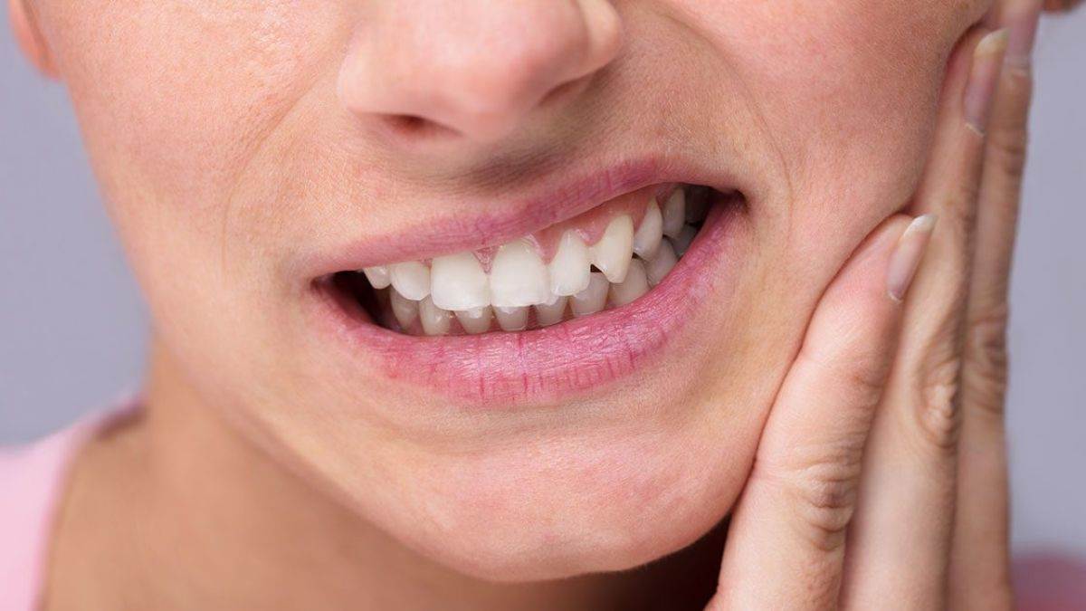 Health Care Tips: बढ़ती उम्र से पहले ही होने लगे हैं आपके दांत कमजोर, इस विटामिन की हो सकती है कमी !