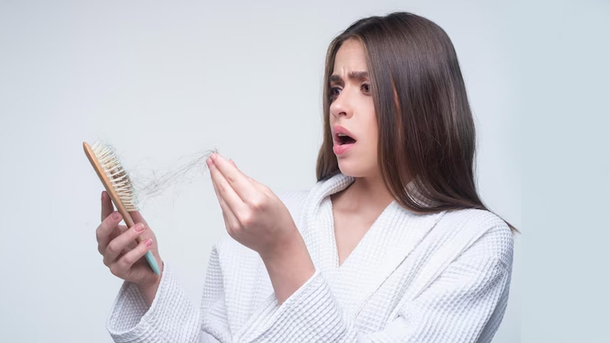 Hair Care Tips: झड़ते बालों की समस्या से राहत पाने के लिए इस घरेलू हेयर मास्क का करें इस्तेमाल !