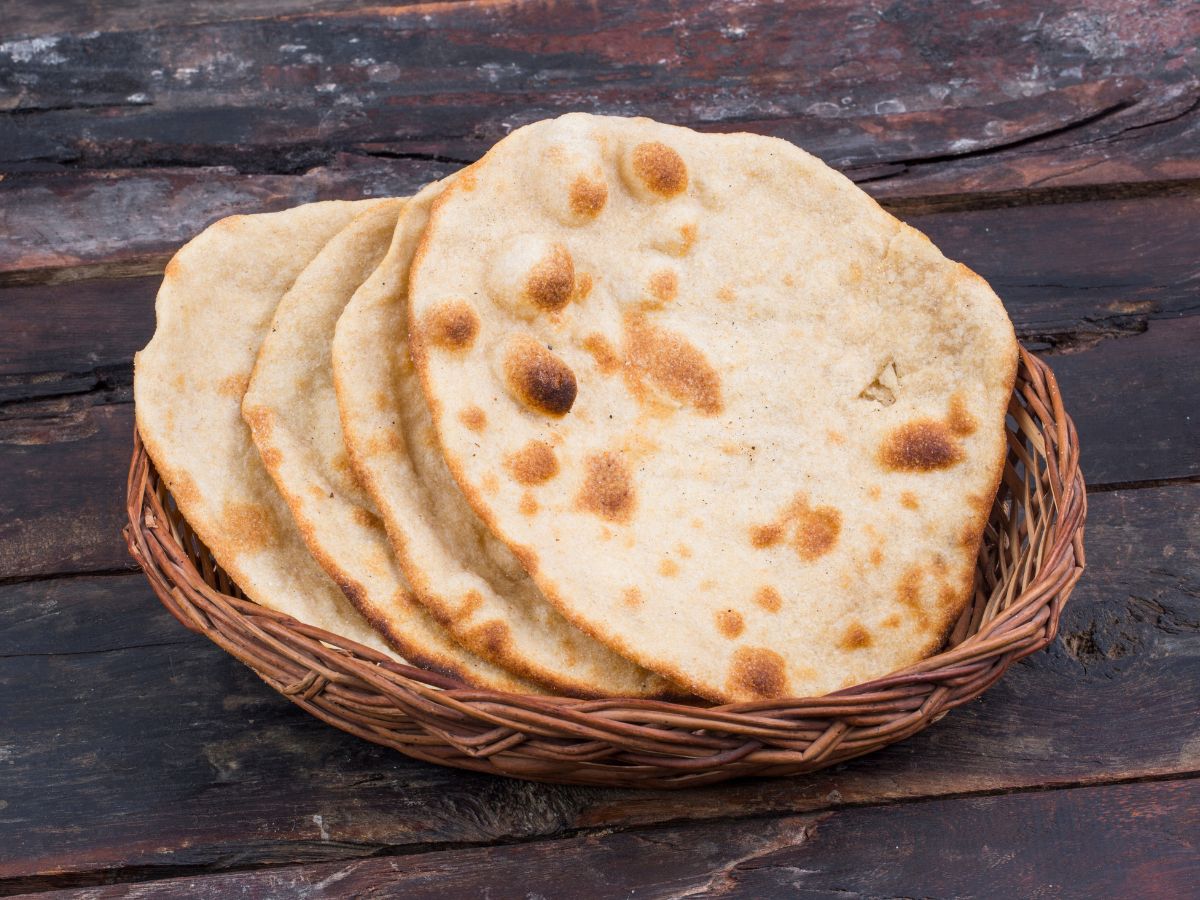 Vastu Tips: वास्तु शास्त्र के अनुसार रोटी परोसते समय इन बातों का रखें खास ध्यान, नही होगी घर में कभी धन की कमी !