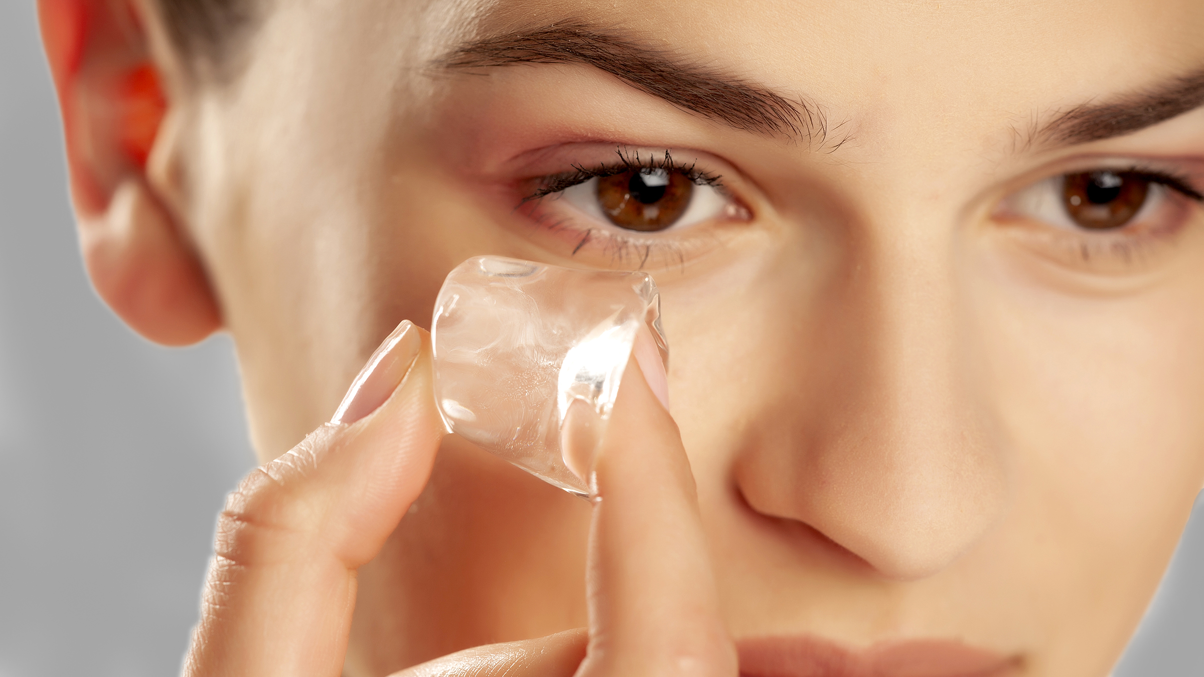 Skin Care Tips: त्वचा पर Ice Facial करने वाले लोग हो जाए सावधान, जान ले इससे जुड़ी ये जरूरी बातें !