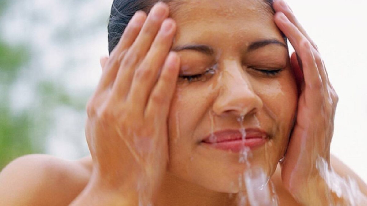 Skin Care Tips: चेहरा धोते समय भूल कर भी ना करें ये गलतियां, हो सकती त्वचा से जुड़ी समस्याएं !
