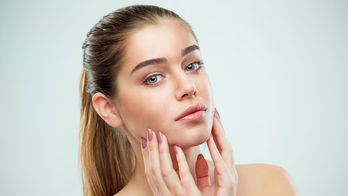 Skin Care Tips: कम खर्चे में चेहरे पर गुलाबी निखार लाने के लिए तैयार करें होममेड फेस सिरम !