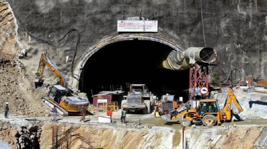 Uttarakhand Tunnel Rescue Operation LIVE: दो घंटे बाद ड्रिलिंग फिर से शुरू, सुरंग में 46 मीटर तक पाइप डालने का काम पूरा