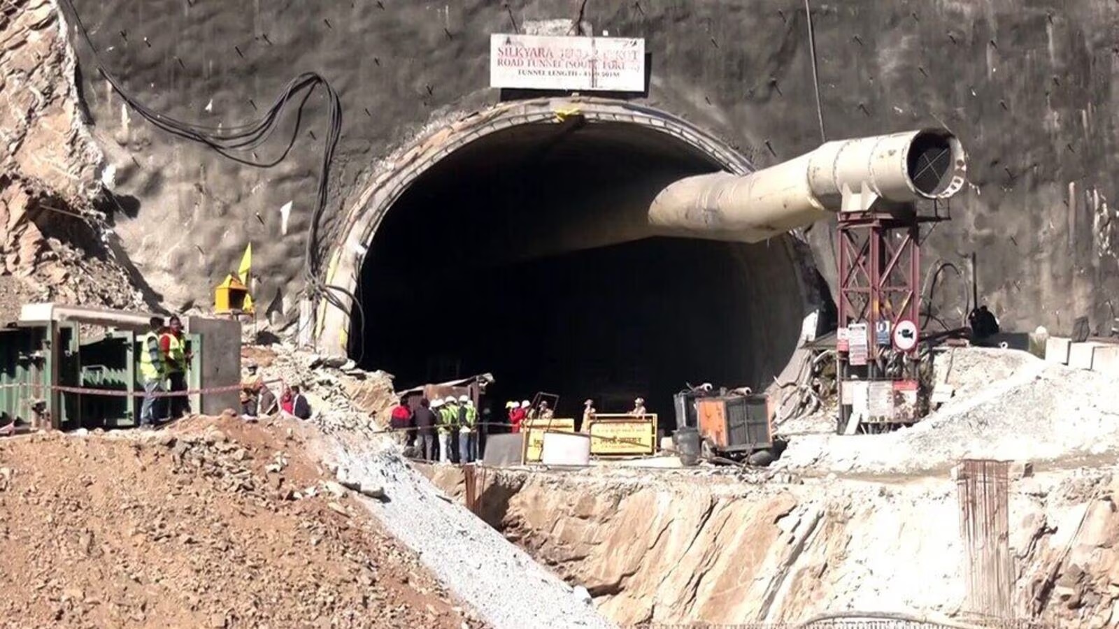 Uttarkashi Tunnel rescue LIVE: 39 मीटर तक डाले जा चुके 800 मिमी के पाइप, सुरंग से कभी भी आ सकती है अच्छी खबर