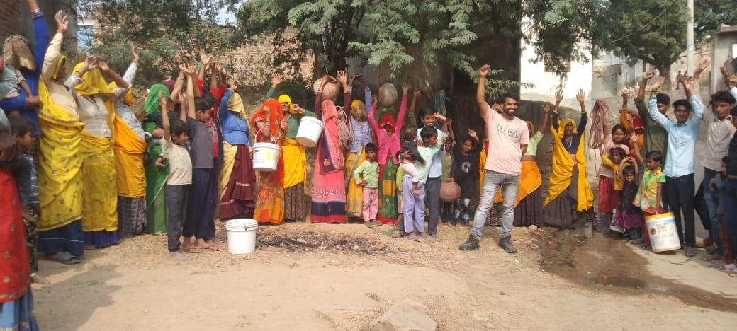पानी की किल्लत के चलते ग्रामीणों का विरोध प्रदर्शन