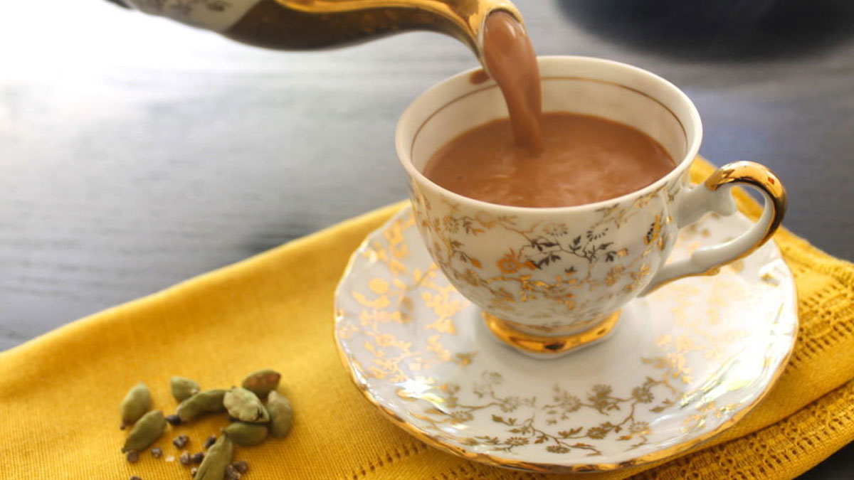 Health Care Tips: इलायची वाली चाय का करें सेवन, तनाव दूर करने और इम्यूनिटी बूस्ट करने के साथ मिलते है कई फायदे !