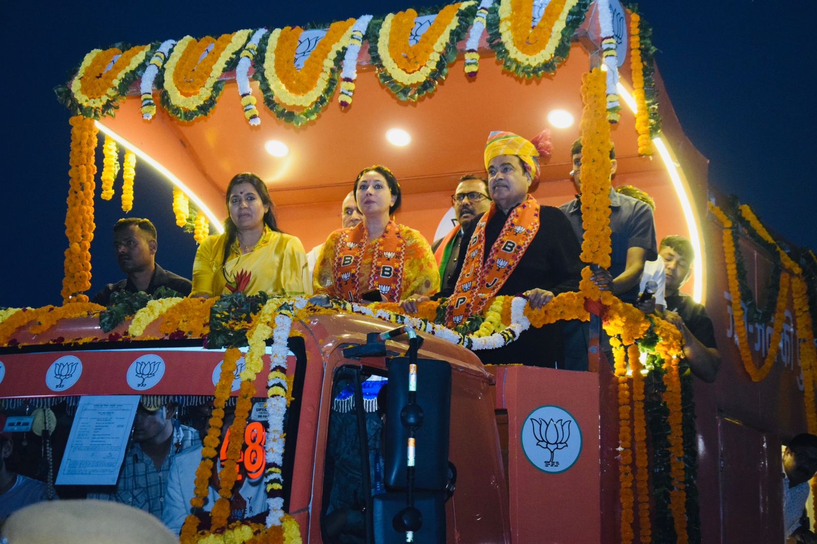 केंद्रीय परिवहन मंत्री नितिन गडकरी ने विद्याधर नगर भाजपा प्रत्याशी दिया कुमारी के समर्थन में किया रोड शो