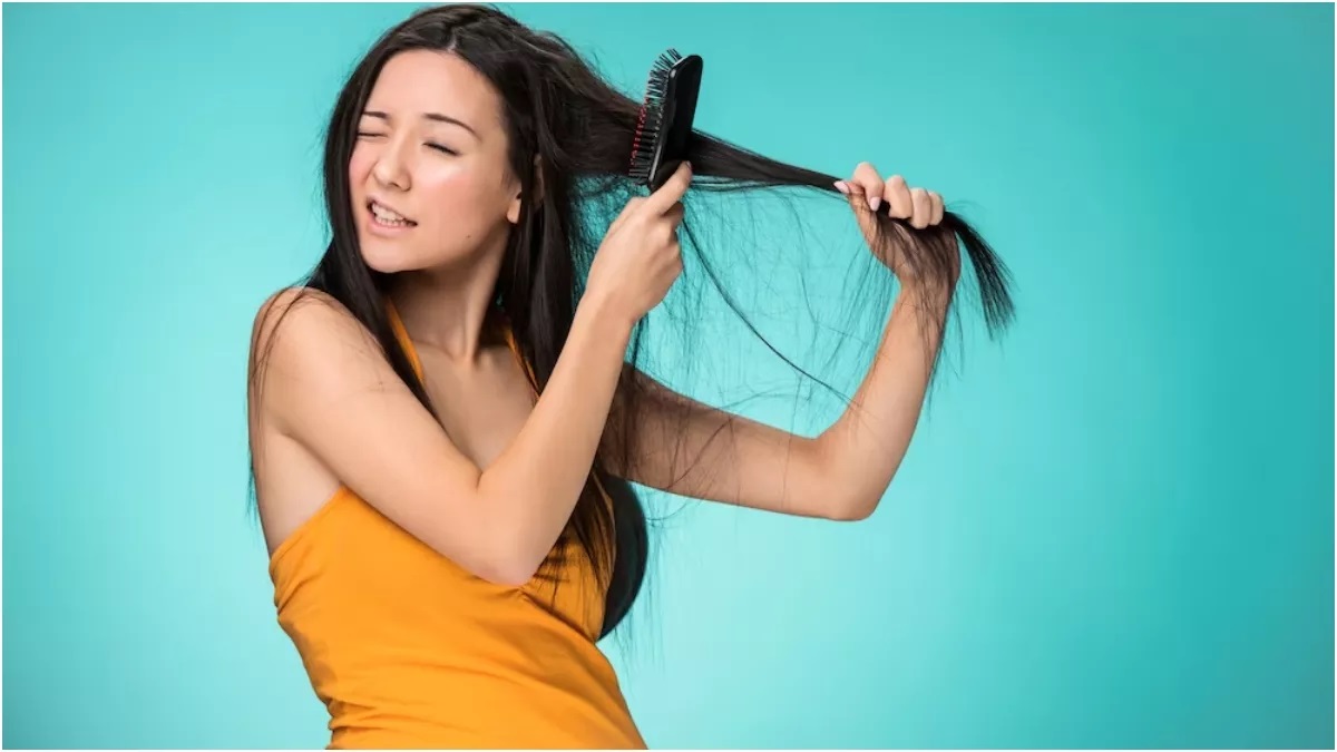 Hair Care Tips: बालों को सुलझाने के लिए लकड़ी की कंघी का करें इस्तेमाल, मिलते है कई फायदे !